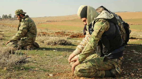 Halep, Suriye 29 Haziran 2017: Askerler orduda toplu namaz kılıyor