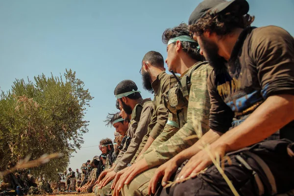 Halep, Suriye 29 Haziran 2017: Askerler orduda toplu namaz kılıyor