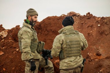 Tankın arkasında duran askerler. Halep, Suriye 15 Eylül 2017