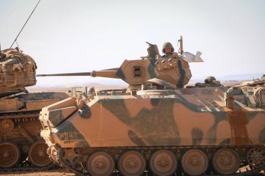 Tankın arkasında duran askerler. Halep, Suriye 15 Eylül 2017