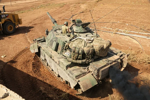 Tankın arkasında duran askerler. Halep, Suriye 15 Eylül 2017