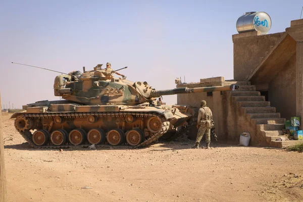 Tankın arkasında duran askerler. Halep, Suriye 15 Eylül 2017