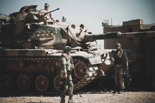 Türk tankı yürüyor, asker tank kulesinden aşağıya bakıyor. Halep, Suriye 15 Eylül 2017