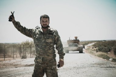 Türk tankı yürüyor, asker tank kulesinden aşağıya bakıyor. Halep, Suriye 15 Eylül 2017