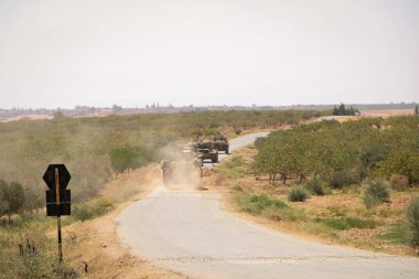 Türk tankı yürüyor, asker tank kulesinden aşağıya bakıyor. Halep, Suriye 15 Eylül 2017