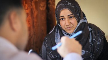 Halep, Suriye, 23 Şubat 2020: Doktor ve hasta arasında dostça bir diyalog.
