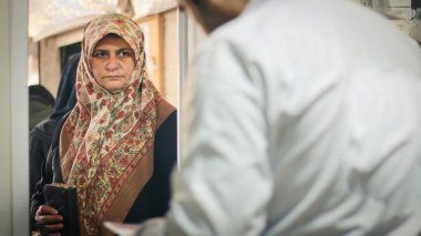 Halep, Suriye, 23 Şubat 2020: Doktor ve hasta arasında dostça bir diyalog.