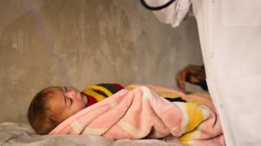 Halep, Suriye 20 Eylül 2019: Hasta bir çocuk tedavi görüyor. Hasta Çocuk Hastanede