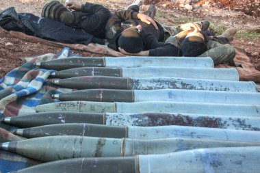 Halep, Suriye 09 Mart 2017: askerin cephanesini doldur