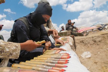 Halep, Suriye 09 Mart 2017: askerin cephanesini doldur