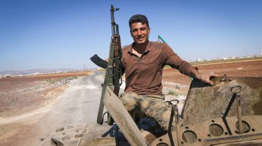 Halep, Suriye 16 Ekim 2016: Suriyeli muhalefet savaşçıları IŞİD 'e karşı kazanılan zaferden sonra askeri araçlara karşı ellerini kaldırdılar