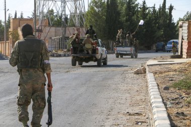 Halep, Suriye 16 Ekim 2016: Suriyeli muhalefet savaşçıları IŞİD 'e karşı kazanılan zaferden sonra askeri araçlara karşı ellerini kaldırdılar