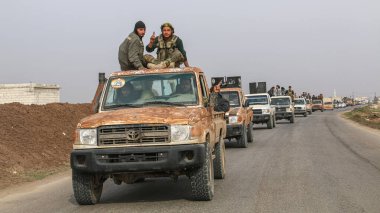 Halep, Suriye 16 Ekim 2016: Suriyeli muhalefet savaşçıları IŞİD 'e karşı kazanılan zaferden sonra askeri araçlara karşı ellerini kaldırdılar