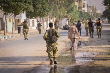 Halep, Suriye 25 Mayıs 2017: Suriye silahlı muhalifleri yolda yürüyor