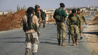 Halep, Suriye 25 Mayıs 2017: Suriye silahlı muhalifleri yolda yürüyor