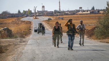 Halep, Suriye 25 Mayıs 2017: Suriye silahlı muhalifleri yolda yürüyor