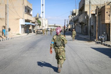 Halep, Suriye 25 Mayıs 2017: Suriye silahlı muhalifleri yolda yürüyor