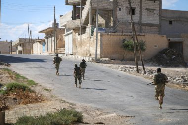 Halep, Suriye 25 Mayıs 2017: Suriye silahlı muhalifleri yolda yürüyor