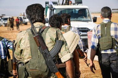 Halep, Suriye 25 Mayıs 2017: Suriye silahlı muhalifleri yolda yürüyor