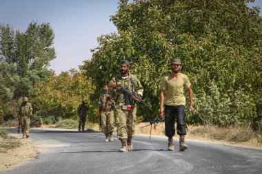 Halep, Suriye 25 Mayıs 2017: Suriye silahlı muhalifleri yolda yürüyor