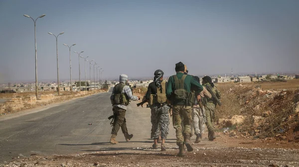 Alepo Siria Mayo 2017 Soldados Oposición Armada Siria Caminan Por —  Fotos de Stock