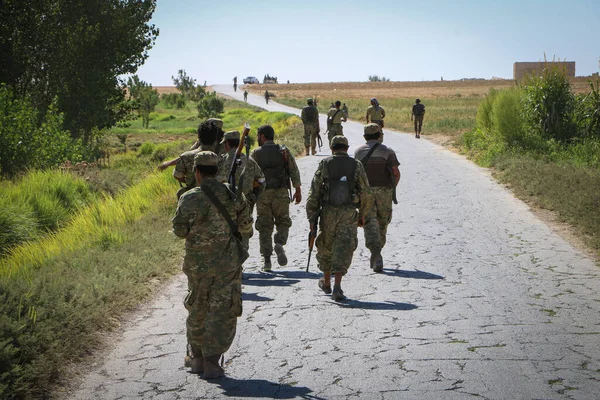 アレッポ シリア25 5月2017 シリア軍の反対派の兵士が道路を歩いている — ストック写真