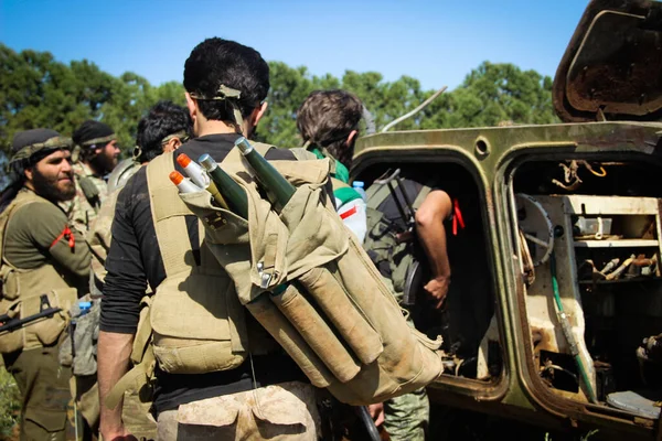 2017年5月25日 叙利亚阿勒颇 来自叙利亚武装反对派的士兵在路上行走 — 图库照片