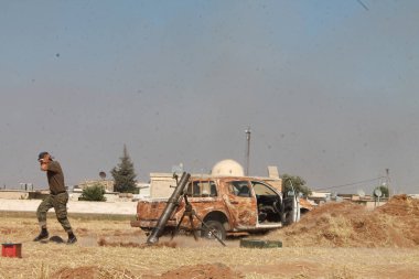 Halep, Suriye 14 Mayıs 2017: Suriye silahlı muhaliflerinin askerleri IŞİD kontrolündeki bölgelere havan topu attılar ve el kaldırdılar..