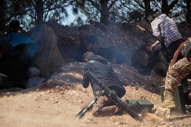 Halep, Suriye 14 Mayıs 2017: Suriye silahlı muhaliflerinin askerleri IŞİD kontrolündeki bölgelere havan topu attılar ve el kaldırdılar..