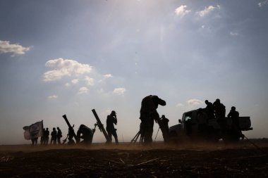 Halep, Suriye 14 Mayıs 2017: Suriye silahlı muhaliflerinin askerleri IŞİD kontrolündeki bölgelere havan topu attılar ve el kaldırdılar..