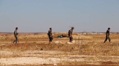 Halep, Suriye, 17 Ekim 2016: Suriye silahlı muhalifleri, IŞİD 'in IŞİD' e yerleştirdiği köyde mayın tarlasına maruz kaldıktan sonra el arabasıyla yaralı bir askeri taşıdılar 
