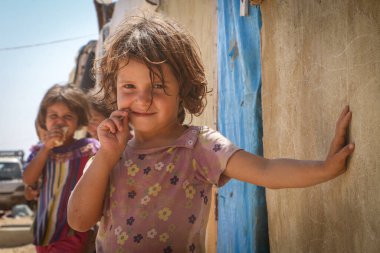 Halep, Suriye, 20 Aralık 2019Bir grup mülteci çocuk kampta güzel bir grup fotoğrafı çekiyor..