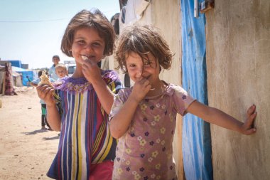 Halep, Suriye, 20 Aralık 2019Bir grup mülteci çocuk kampta güzel bir grup fotoğrafı çekiyor..