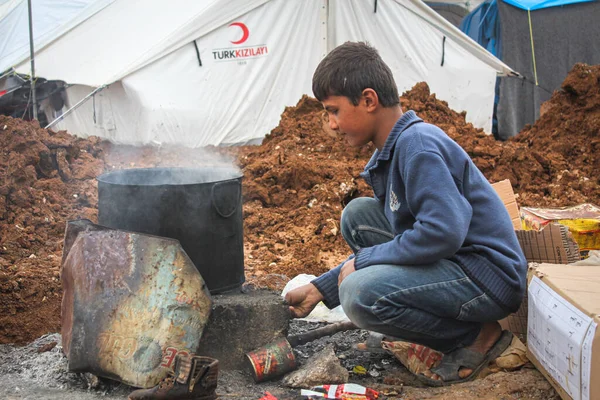 シリアのアレッポ 12月2019キャンプの難民の子供が食べ物を調理薪で屋外 — ストック写真