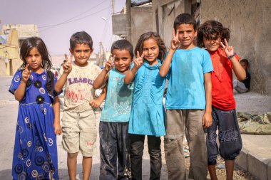 Halep, Suriye, 20 Aralık 2019Bir grup mülteci çocuk kampta güzel bir grup fotoğrafı çekiyor..