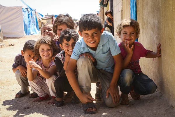Halep, Suriye, 20 Aralık 2019Bir grup mülteci çocuk kampta güzel bir grup fotoğrafı çekiyor..