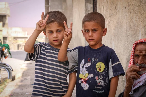 Halep, Suriye, 20 Aralık 2019Bir grup mülteci çocuk kampta güzel bir grup fotoğrafı çekiyor..