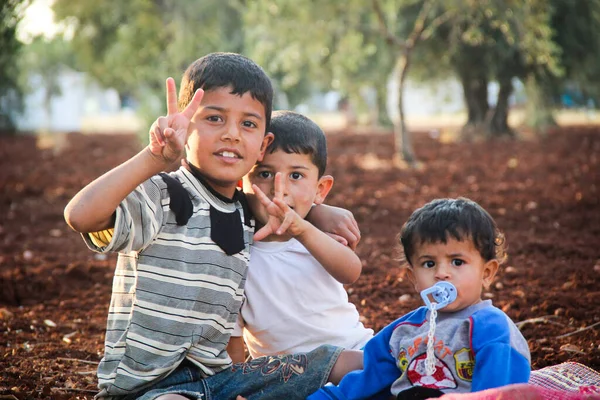 Aleppo Syrië December 2019Een Groep Vluchtelingenkinderen Het Kamp Maakt Prachtig — Stockfoto