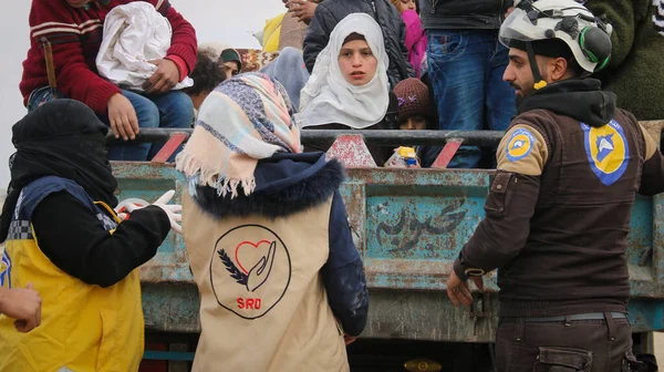 Halep, Suriye 11 Mart 2019: İnsani ve sivil toplum örgütlerinden personel bombalamadan kurtulmak için Idlib 'den Türkiye sınırına doğru IDP' lere yardım sağlıyor.