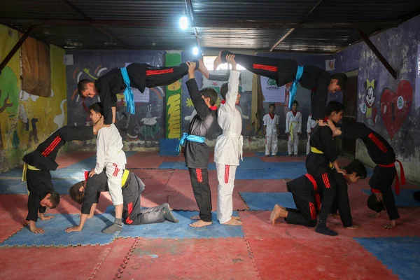 2017年1月17日 叙利亚阿勒颇 儿童在俱乐部内表演专业杂技 训练跆拳道和空手道 — 图库照片