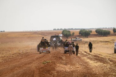 Halep, Suriye 01 Ocak 2017: Bir grup savaşçı bir askeri mayın temizleyicisinin arkasında yürüyor.