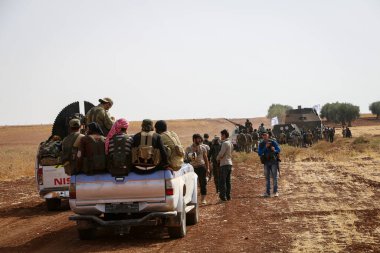 Halep, Suriye 01 Ocak 2017: Bir grup savaşçı bir askeri mayın temizleyicisinin arkasında yürüyor.