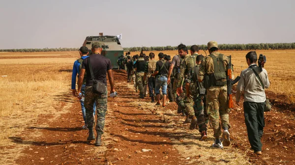 Alepo Siria Enero 2017 Grupo Combatientes Camina Detrás Una Barredora —  Fotos de Stock