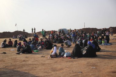 Halep, Suriye 07 Ocak 2017: Halep 'teki el Bab köyünden köye yapılan IŞİD saldırısı nedeniyle siviller toplu halde kaçtı. Mülteciler yerde yatıyordu..