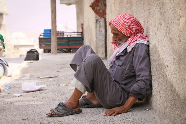 Aleppo Síria Janeiro 2017 Homem Velho Senta Chão Perto Sua — Fotografia de Stock