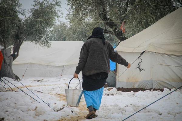 Aleppo Siria Febbraio 2017Una Donna Rifugiata Tiene Secchio Acqua Sulla — Foto Stock