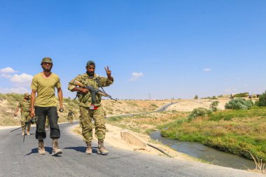 Silahlı Suriye muhalefetindeki savaşçılar, IŞİD 'in yönetimindeki bir köy üzerindeki kontrollerini genişlettikten sonra zafer ellerini kaldırdılar. Halep, Suriye' nin 12 Şube Üyesi 2017