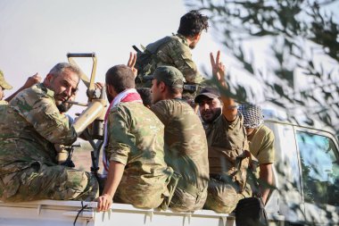 Halep, Suriye, 4 Ocak 2017: Suriye silahlı muhalif askerleri IŞİD 'in yenilgisinden sonra askeri araçları kutladı.