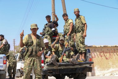 Halep, Suriye, 4 Ocak 2017: Suriye silahlı muhalif askerleri IŞİD 'in yenilgisinden sonra askeri araçları kutladı.