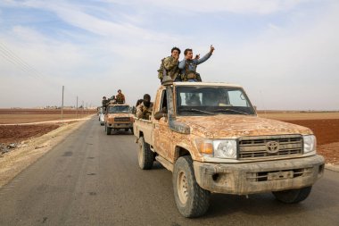 Halep, Suriye, 4 Ocak 2017: Suriye silahlı muhalif askerleri IŞİD 'in yenilgisinden sonra askeri araçları kutladı.